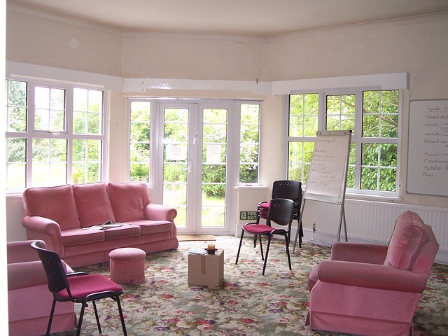 růžový pokoj, růžová sedačka a křesla