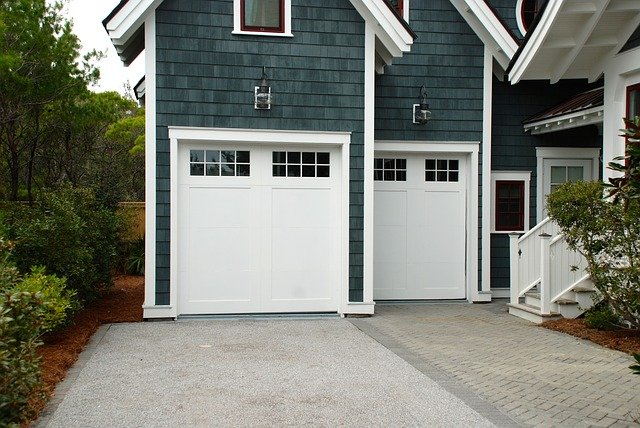 bílá garážová vrata.jpg